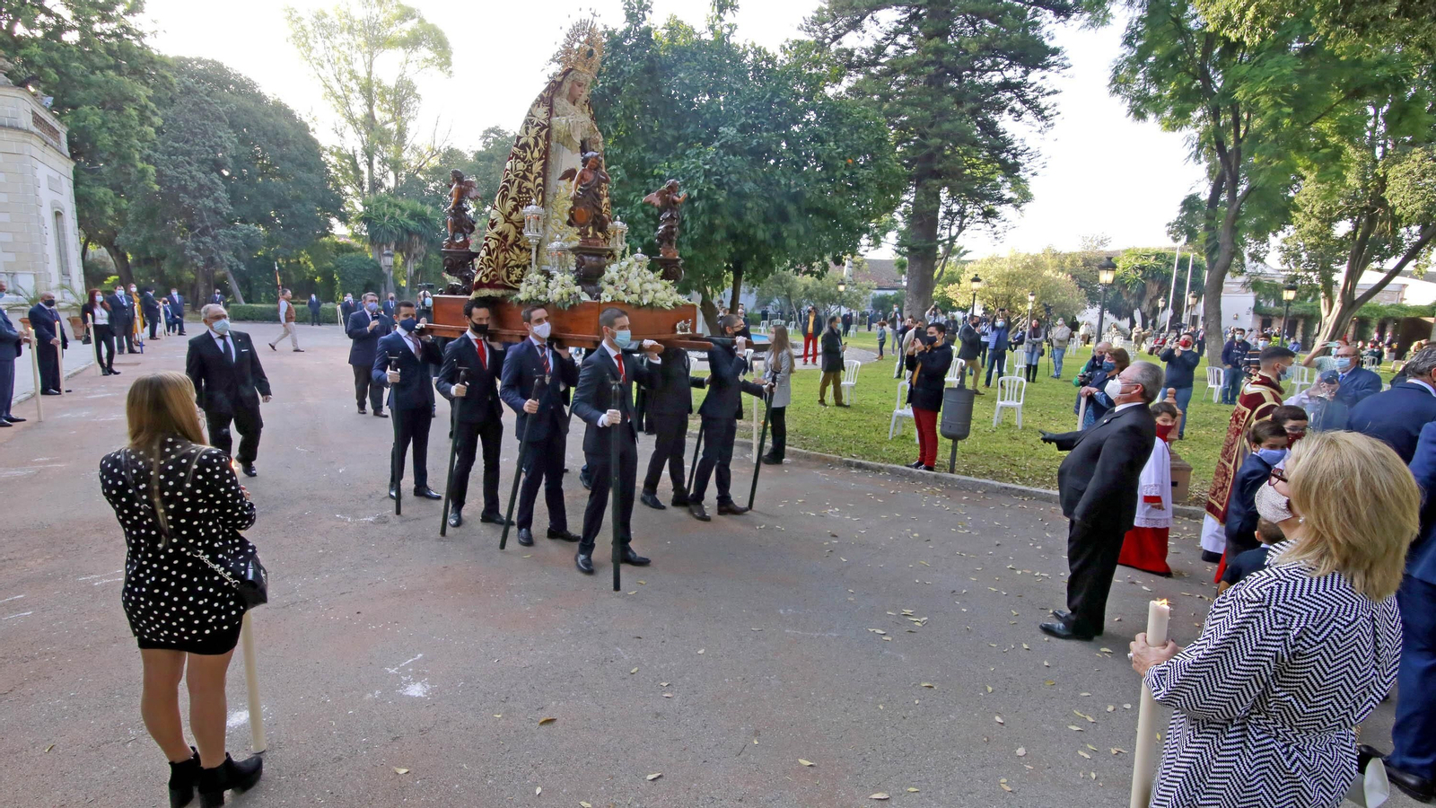 Imágenes del rosario de la Aurora de la Candelaria por los jardines de la Atalaya