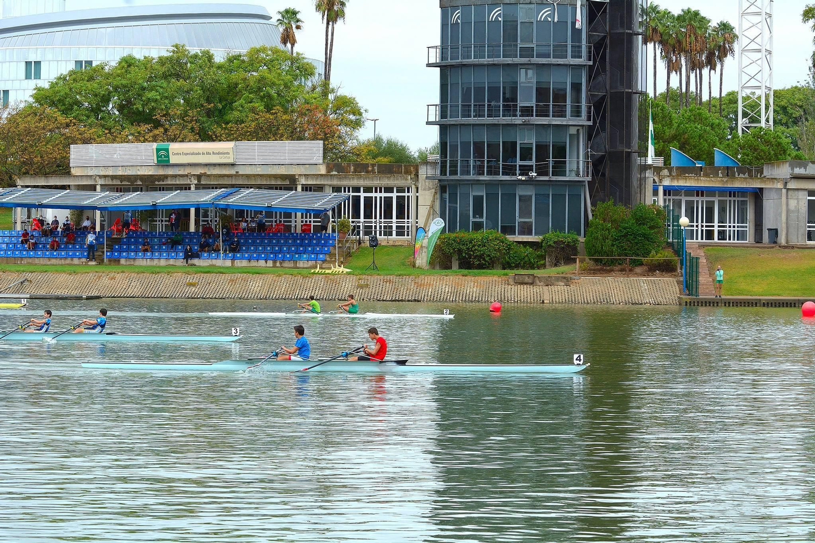Llegada del doble scull ante las instalaciones del CAR.