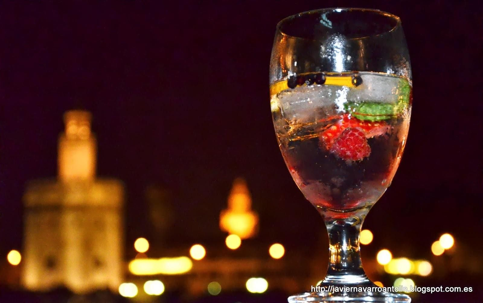 La empresa sevillana de ginebra Puerto de Indias lanza #QueSiganLosCamareros.