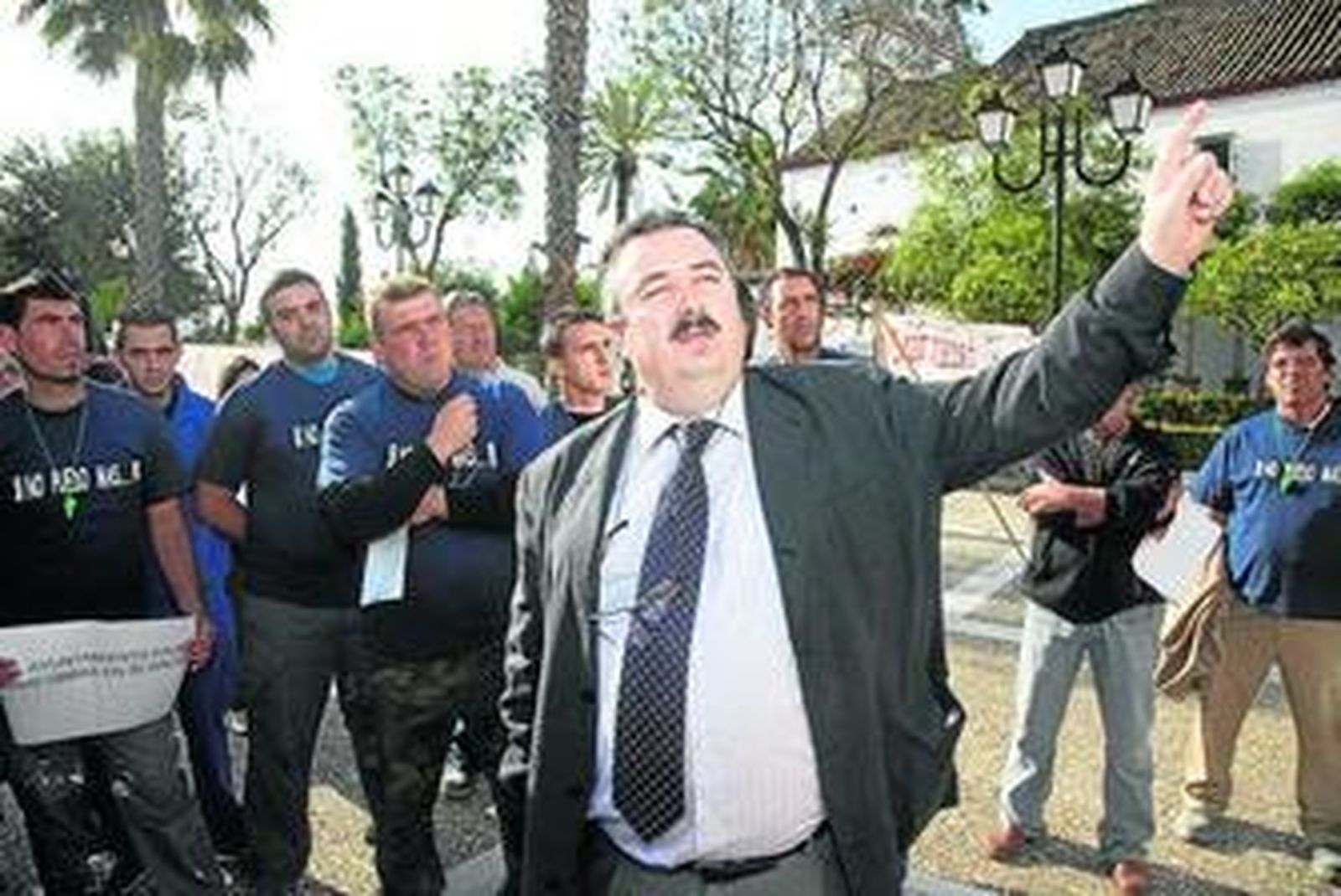 Antonio Díaz,  junto a sus empleados, protesta frente al Ayuntamiento de Castilleja de Guzmán