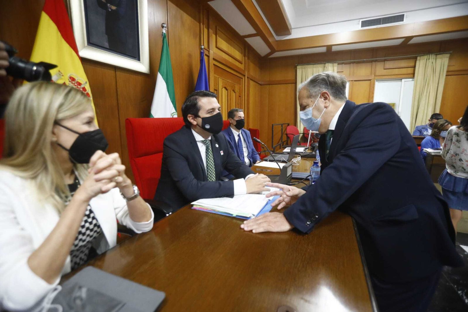 El teniente de alcalde de Hacienda, Salvador Fuentes, conversa con el alcalde, José María Bellido.