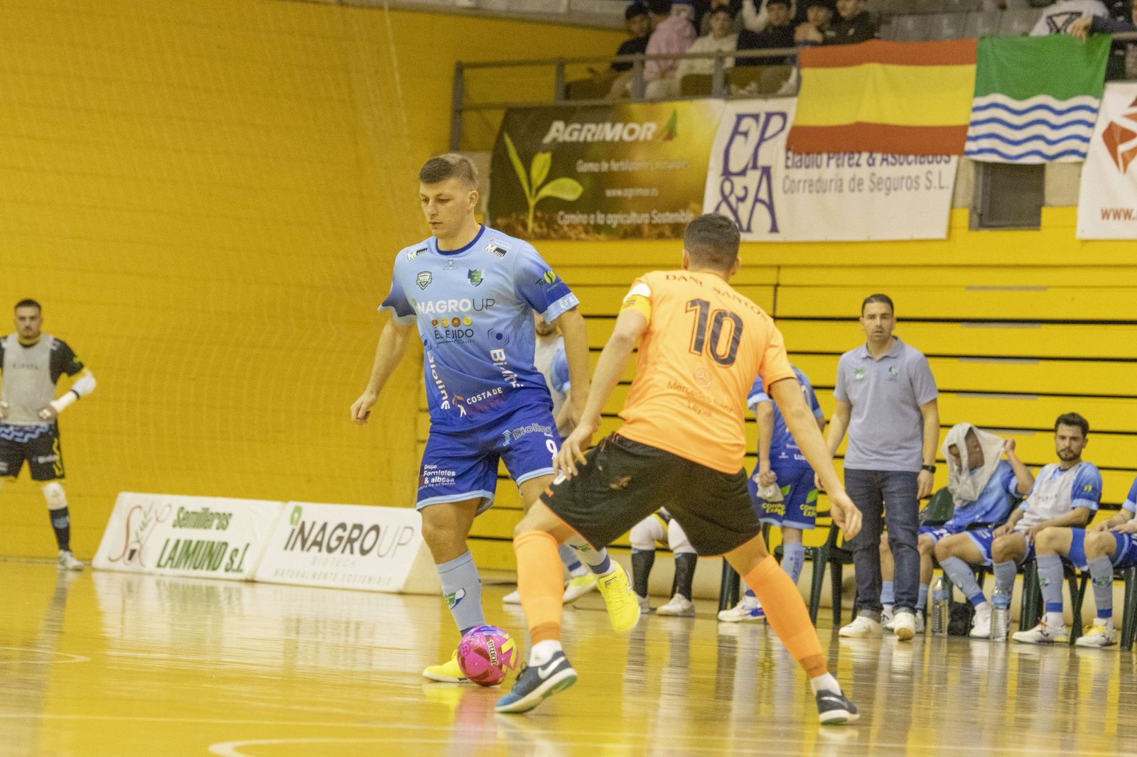 Cristian Rubio se dispone a realizar un pase ante la presión de un rival durante un encuentro en casa.