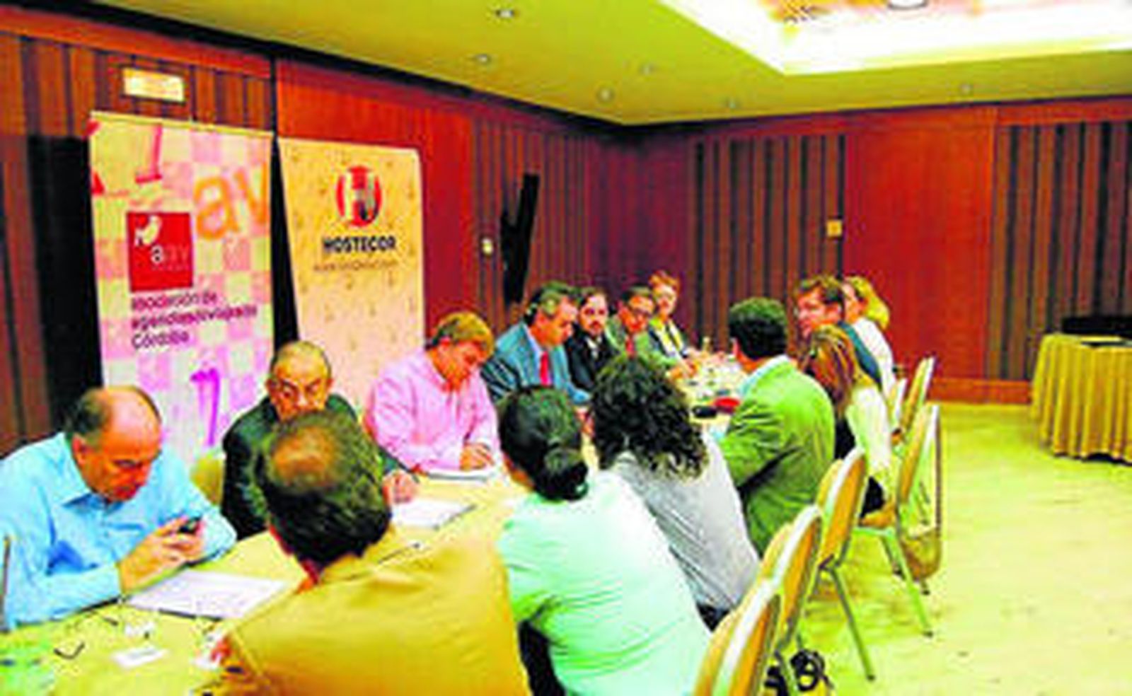 Asistentes a  la reunión informativa, ayer.