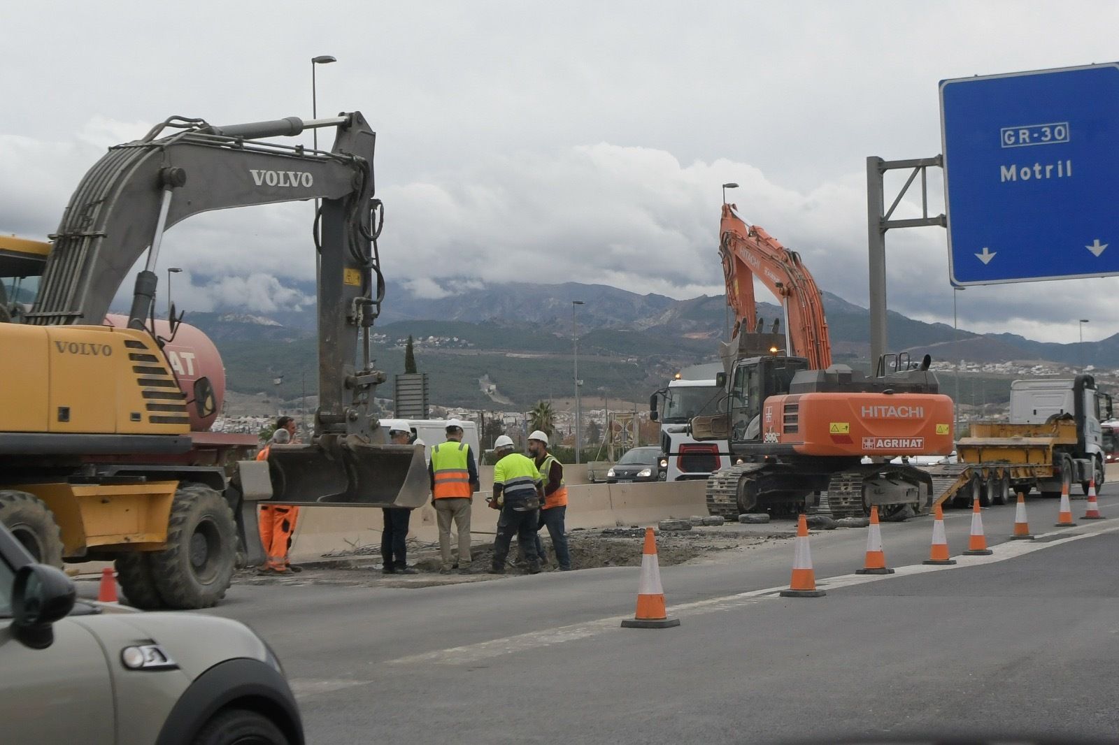 Atascos, cortes y obras en la Circunvalación de Granada para arreglar otro hundimiento al hacer el paso inferior del PTS al Nevada
