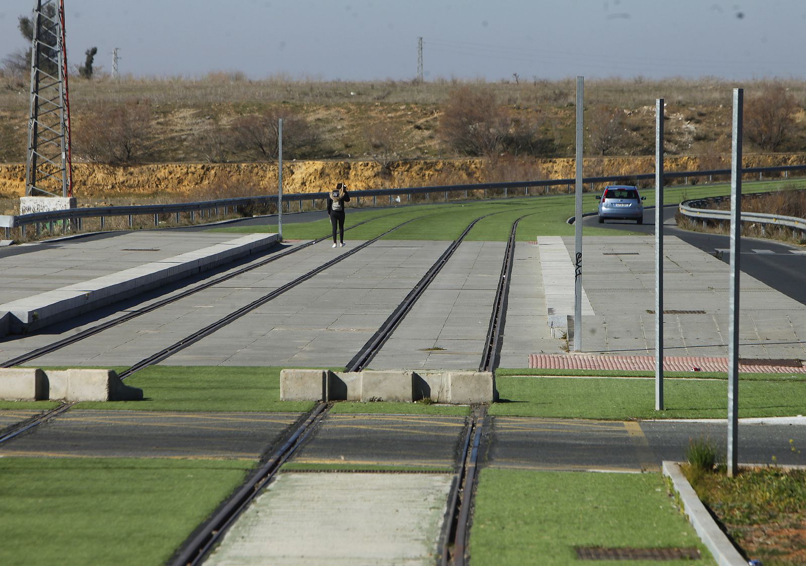 La obra del tranvía, terminada en Alcalá, pero sin que los ciudadanos puedan disfrutar del nuevo transporte.