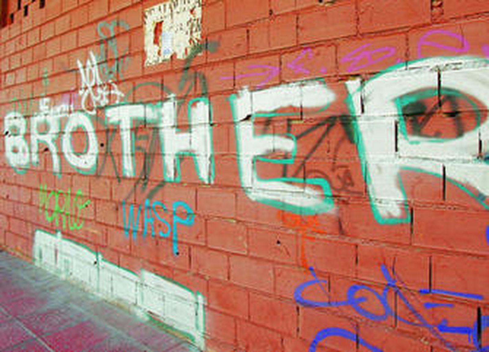 Pintadas y mensajes, paredes sucias llenas de contenido