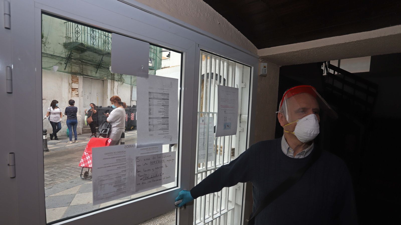 Reparto de alimentos de Cáritas en Algeciras