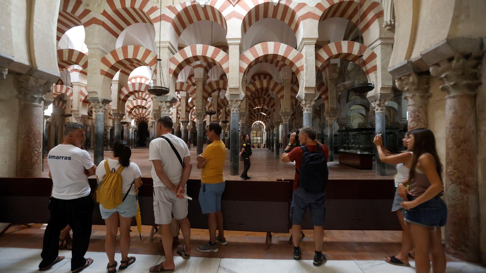 Turistas observando, desde lejos, los daños provocados por el incendio en la Mezquita-Catedral.