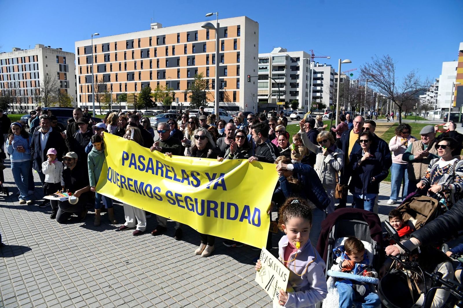 Las imágenes de la concentración de los vecinos de Turruñuelos por una pasarela peatonal sobre la ronda de Poniente