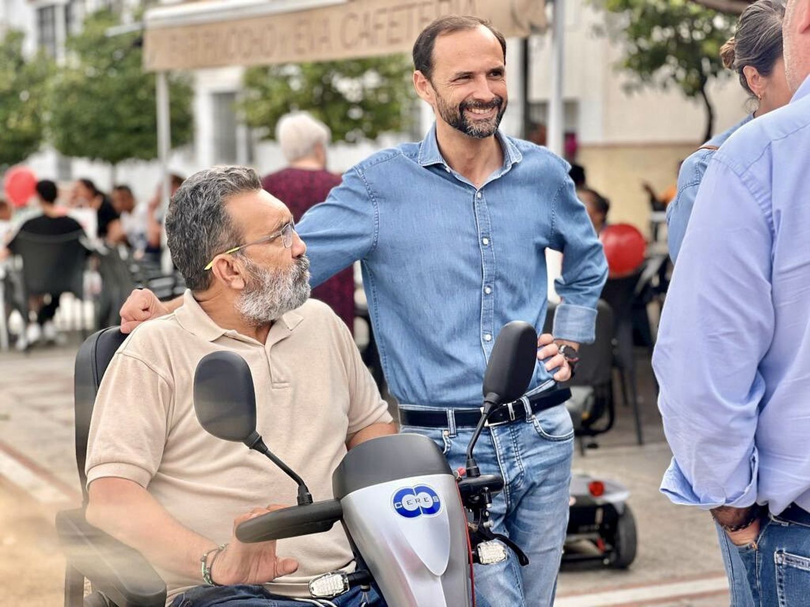 El candidato del PSOE a la Alcaldía de Sanlúcar, Víctor Mora, en una visita de campaña a la barriada El Palomar.