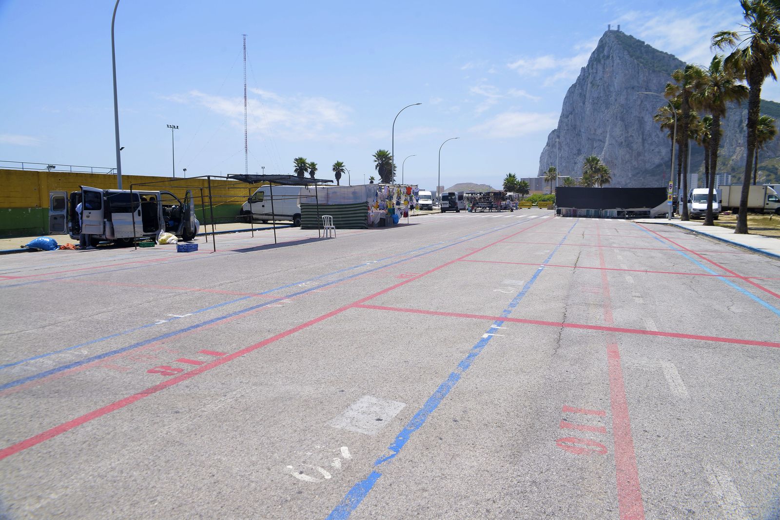 Fotos del primer dia del mercadillo de La Linea