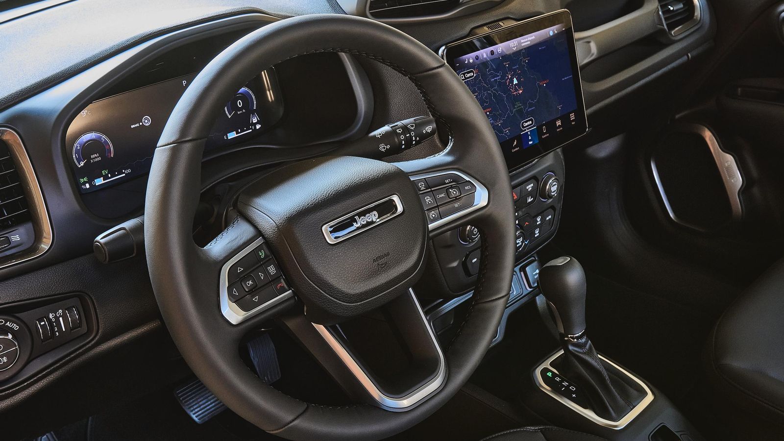 El Renegade estrena un nuevo puesto de conducción gracias al actualizado volante, pantallas, etc.