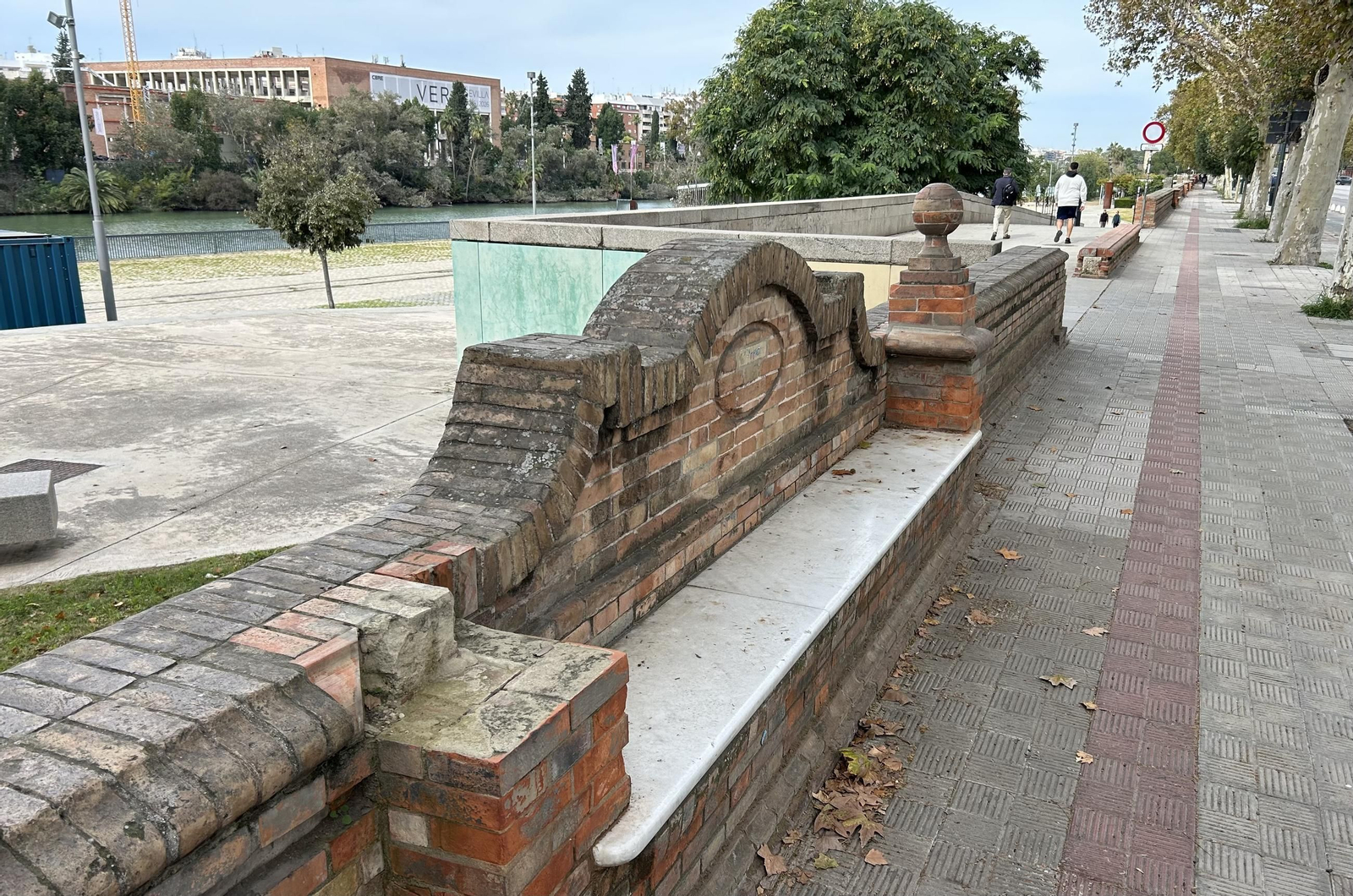 Abandono en los bancos del Paseo de las Delicias