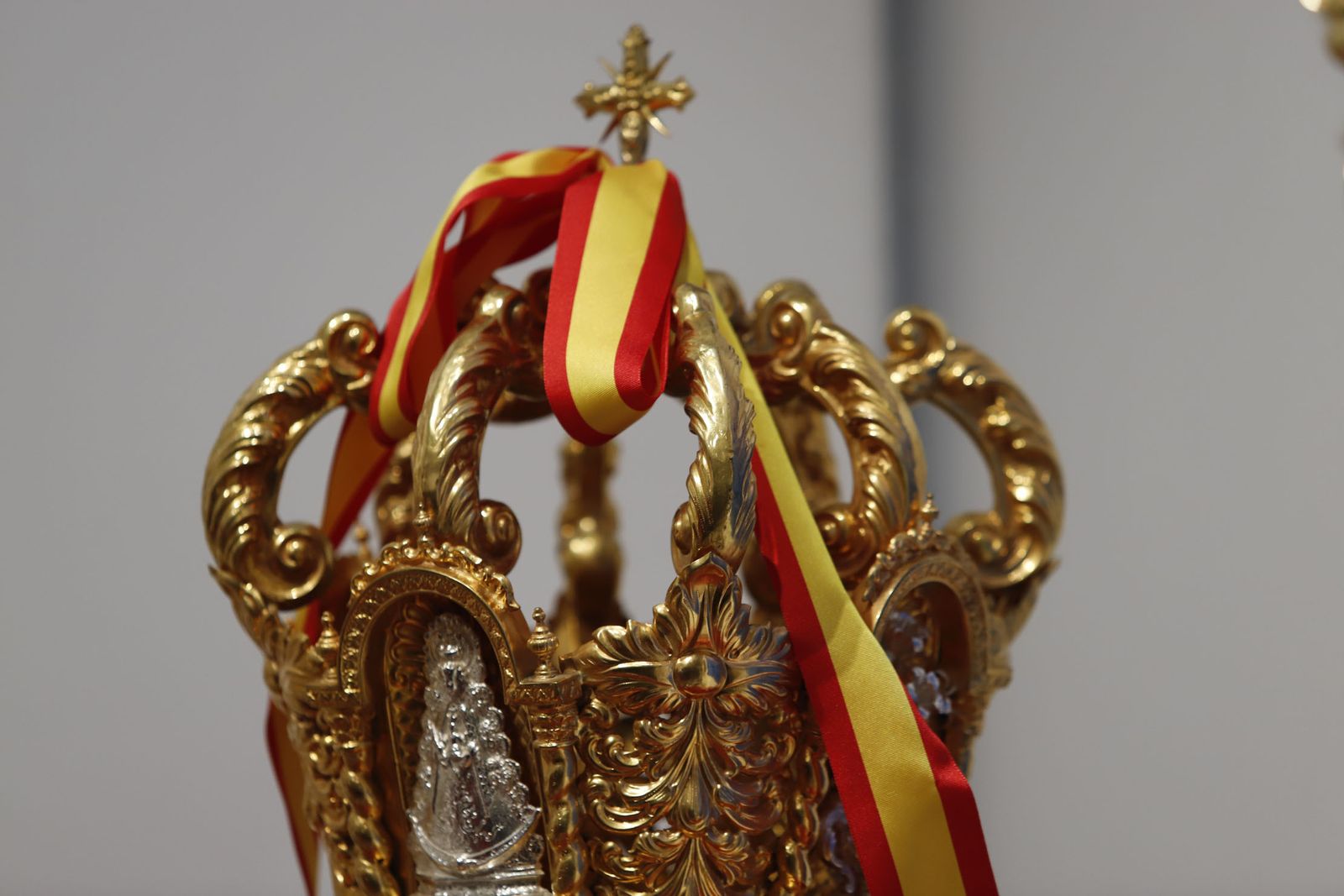 Imágenes de la inauguración de la exposición Regina Roris en la sala de la Fundación Cajasol 'El Comercial'