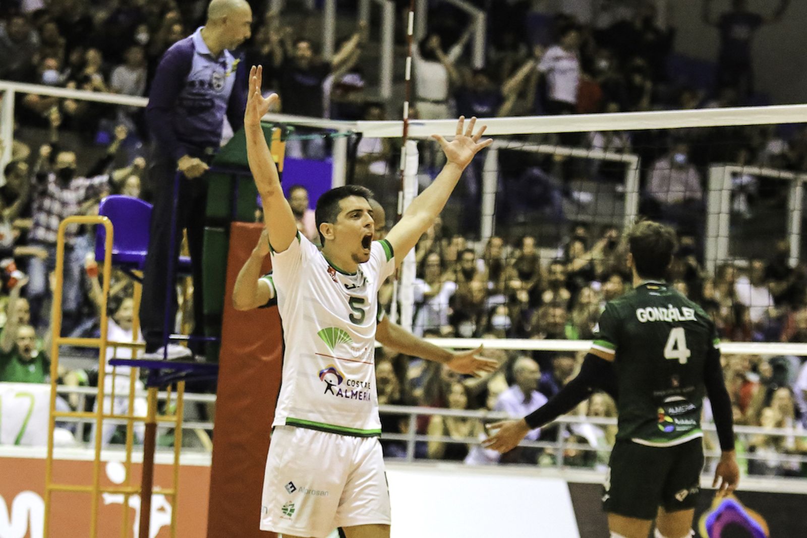 El líbero murciano celebra un punto en el Moisés Ruiz