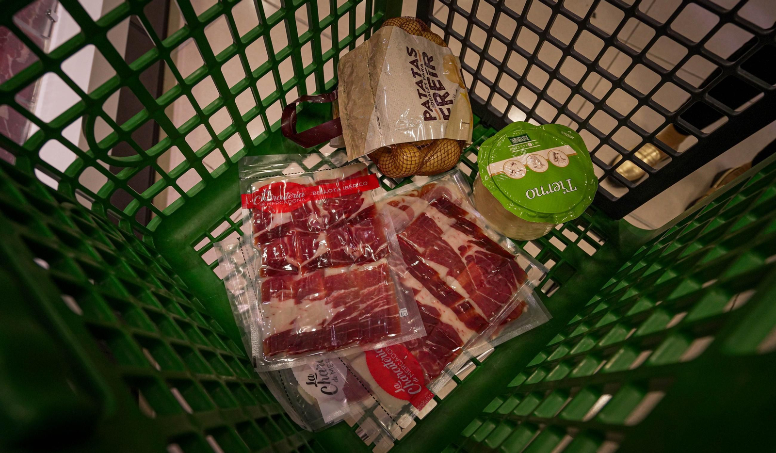 Del campo a la mesa, así son los jamones de Montesierra que vende Mercadona