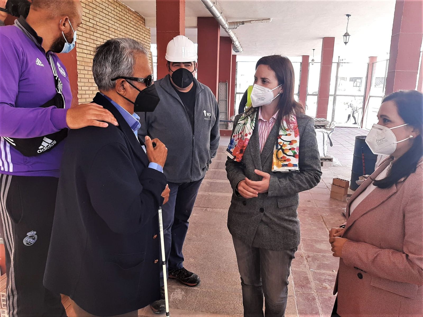 Visita de Cristina Casanueva al complejo de viviendas.