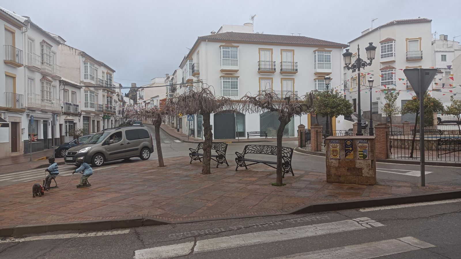 La etapa comienza en la Plaza de la Concordia de Olvera.