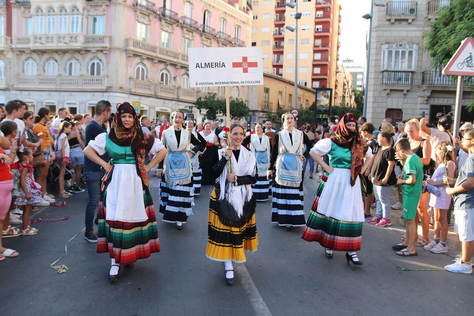 Las imágenes de la batalla de flores en la Feria de Almería 2023