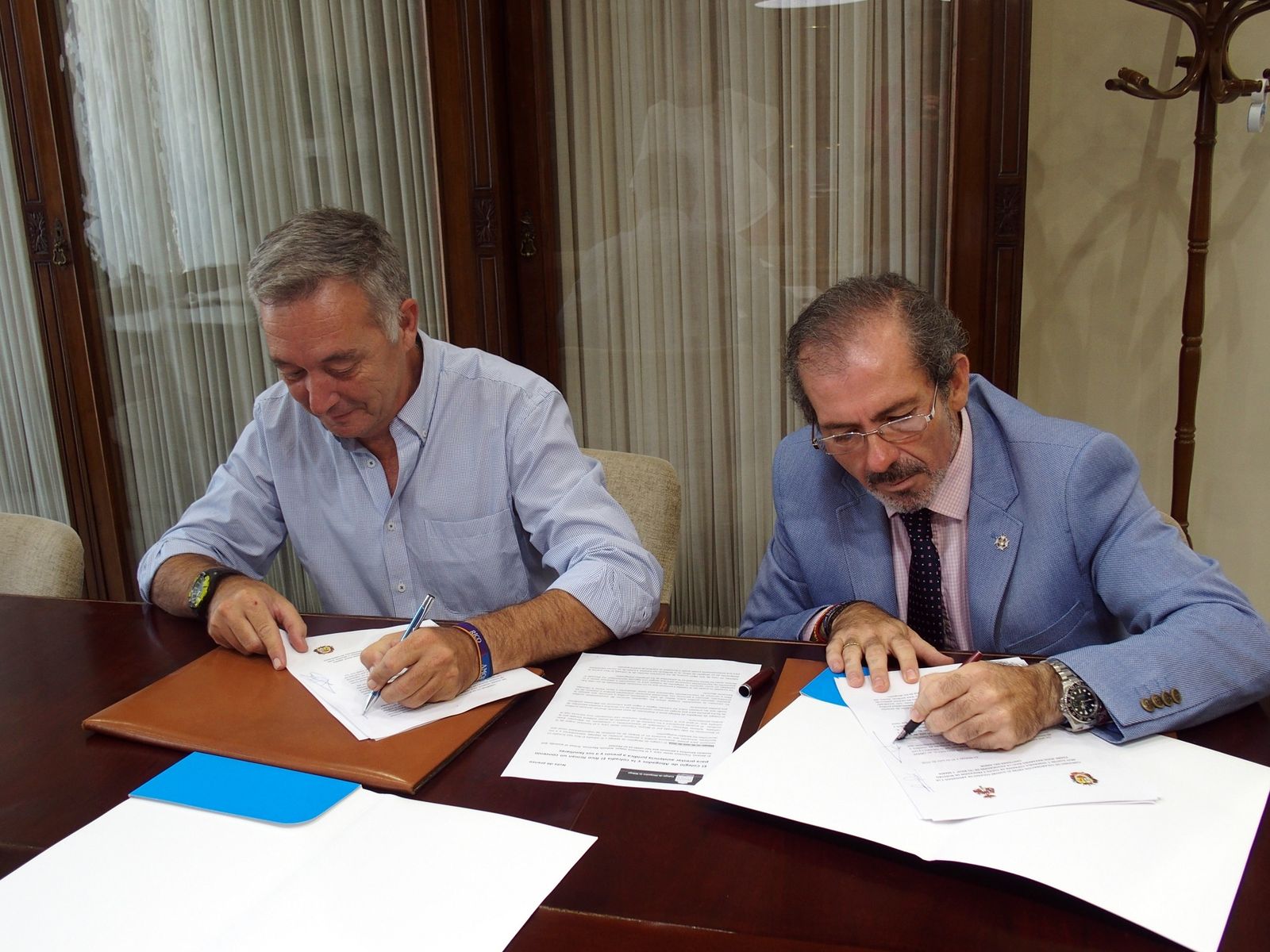 Antonio Martínez (i) y Francisco Javier Lara (d), en la firma del convenio