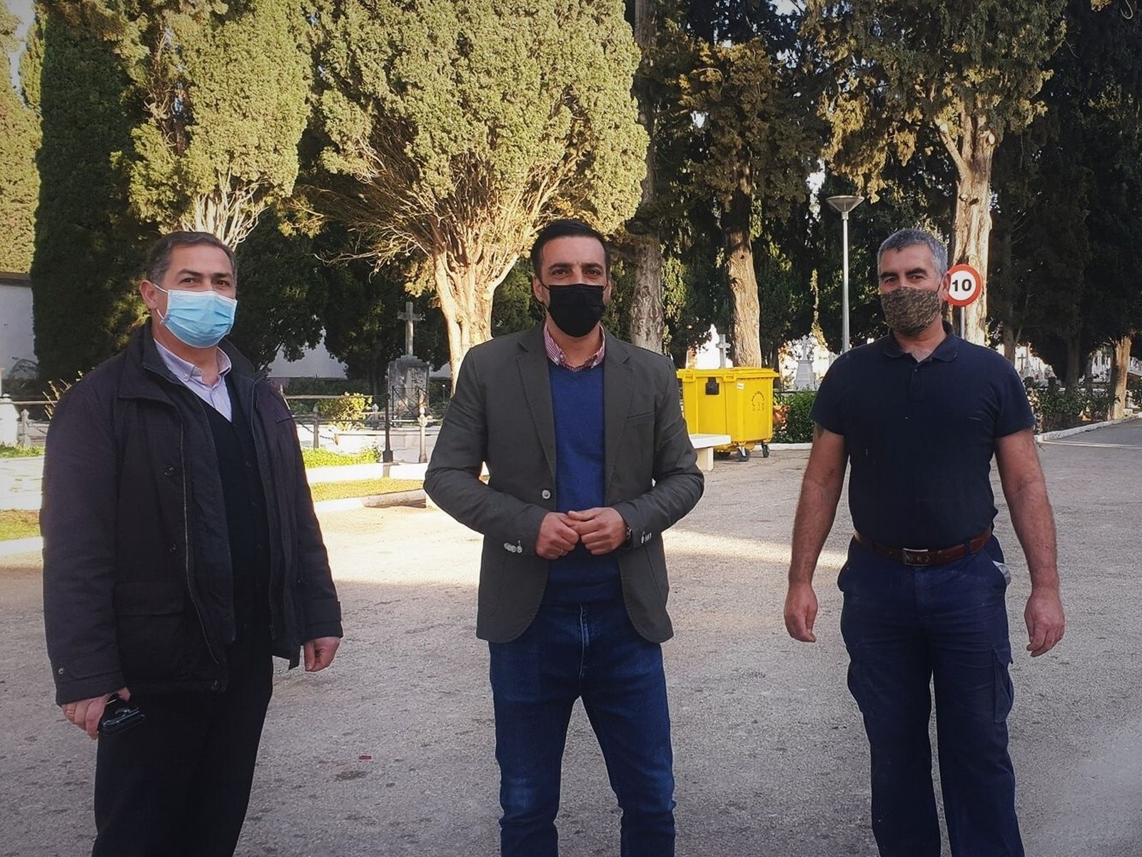 José Antonio Díaz, teniente de alcaldesa, en la visita al cementerio Nuestra Señora de la Merced.