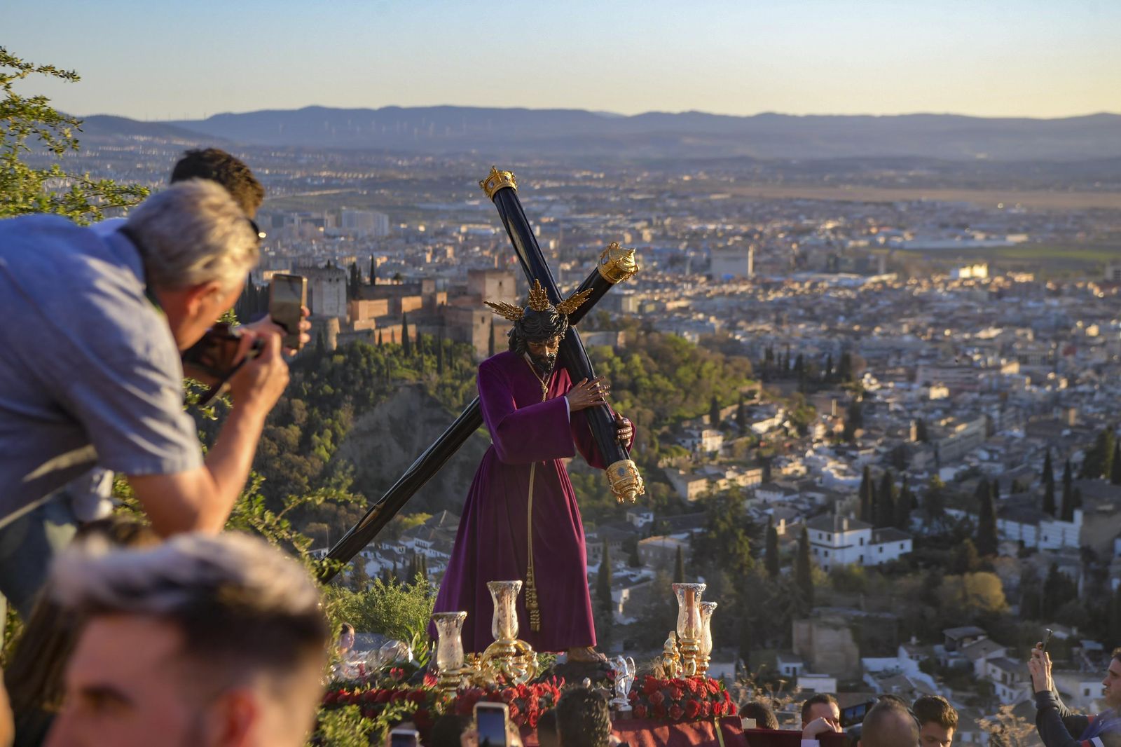 Galería: La Estrella sube en vía crucis al Cerro de San Miguel