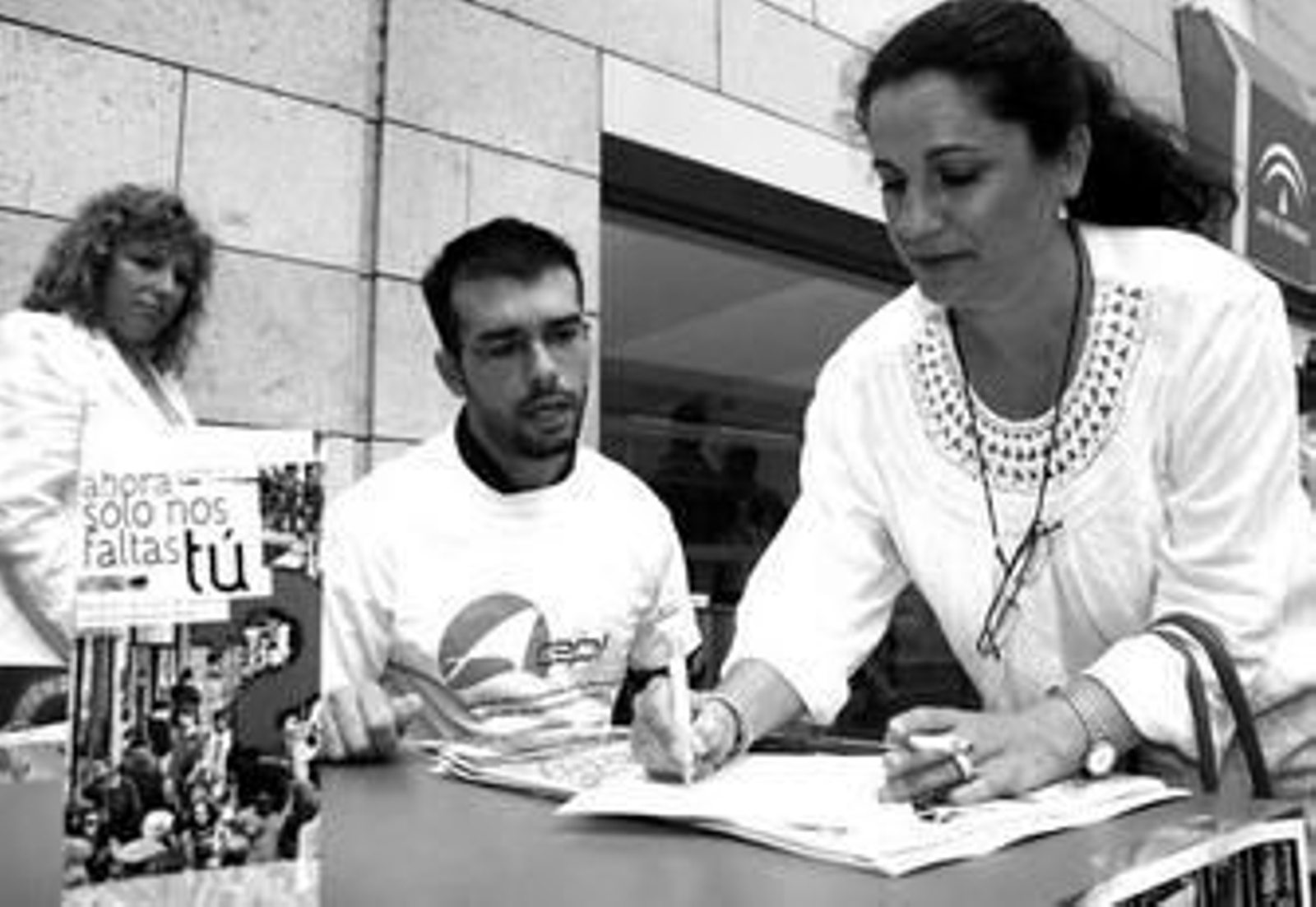 Integrantes de la asociación de epilépticos, ayer en la mesa informativa montada en el Reina Sofía.