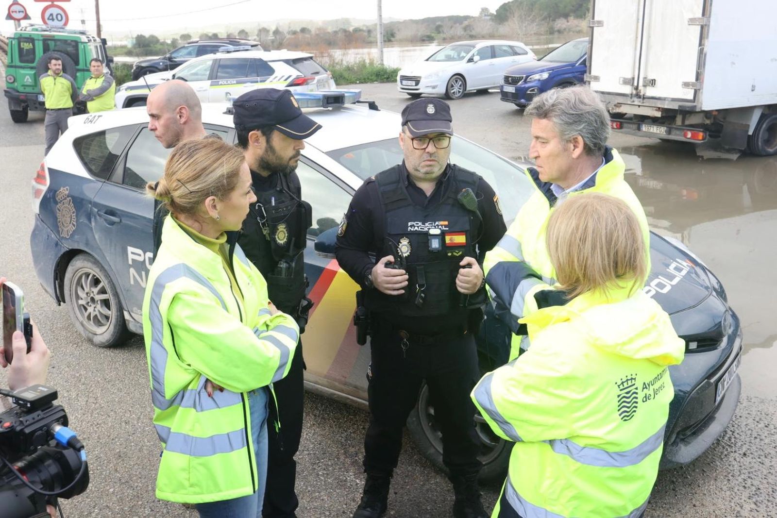 Imágenes de la visita de Alberto Núñez Feijóo y Juanma Moreno a las zonas inundadas de Jerez