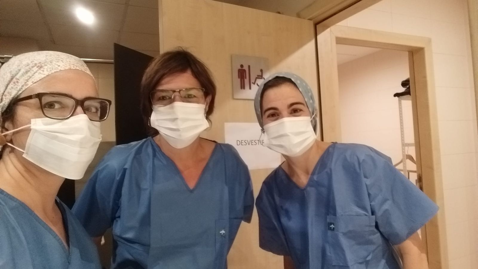 La internista Lola Nieto junto a otras compañeras de la unidad.