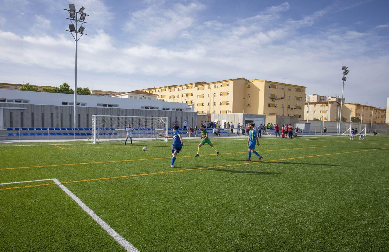 Varias personas juegan en el nuevo campo de fútbol de Pérez Cubillas.