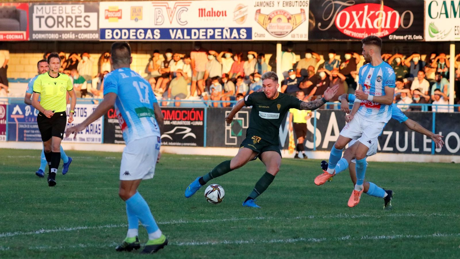 Casas saca un disparo ante dos defensas del Coria.