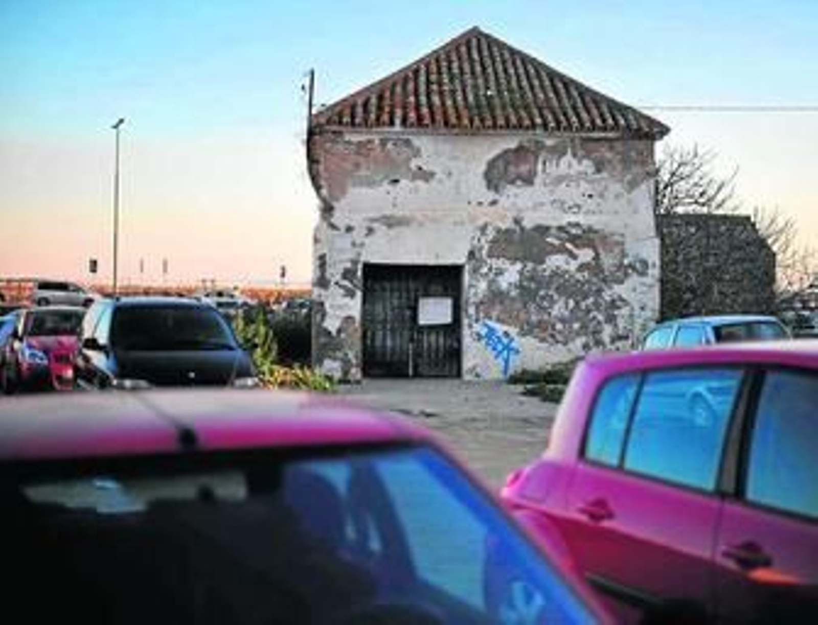 Espacio rellenado en las inmediaciones de la construcción del molino de mareas del Zaporito, una bolsa de aparcamientos en la actualidad.