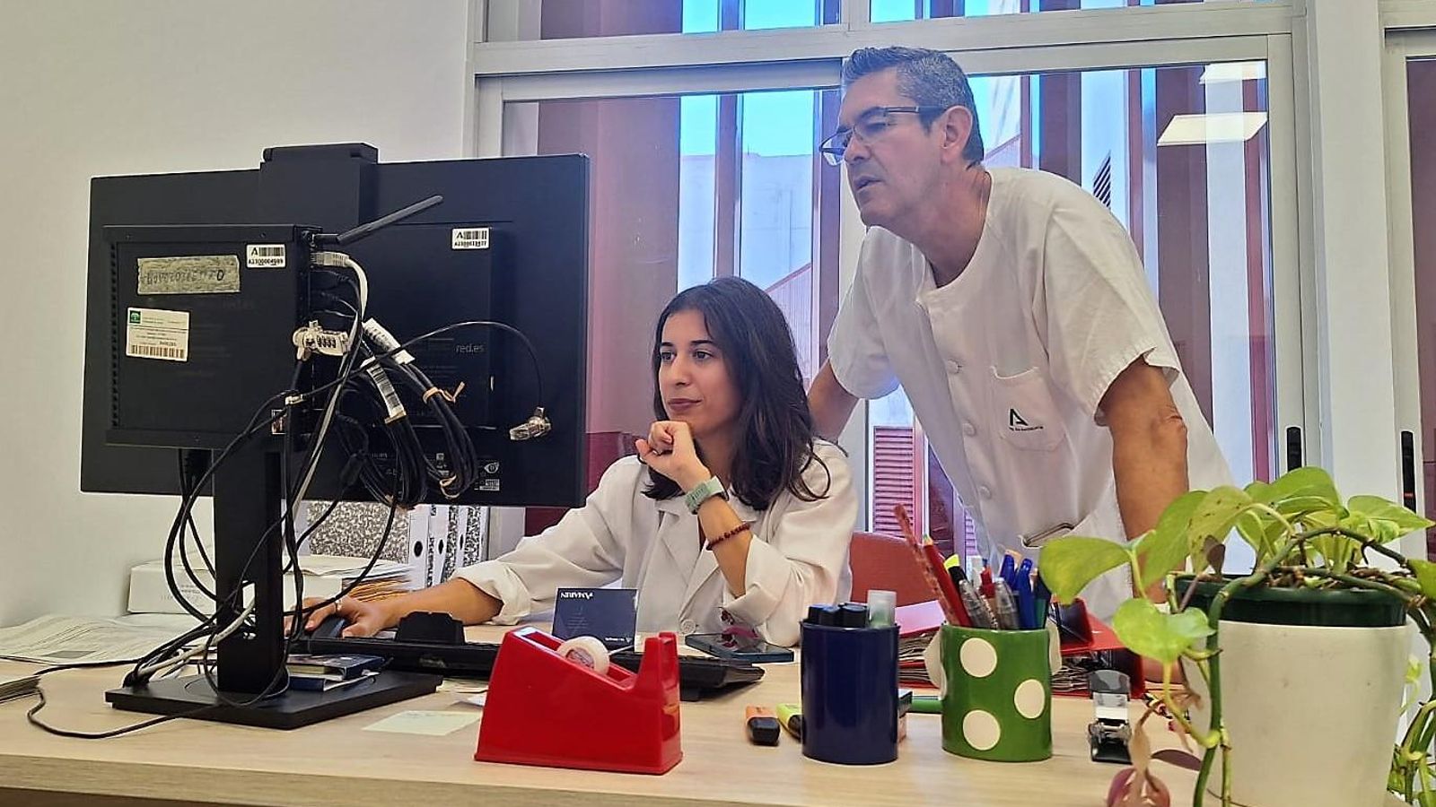 Manuel Jesús Romero junto a otra especialista del equipo de investigación del hospital Infanta Elena.