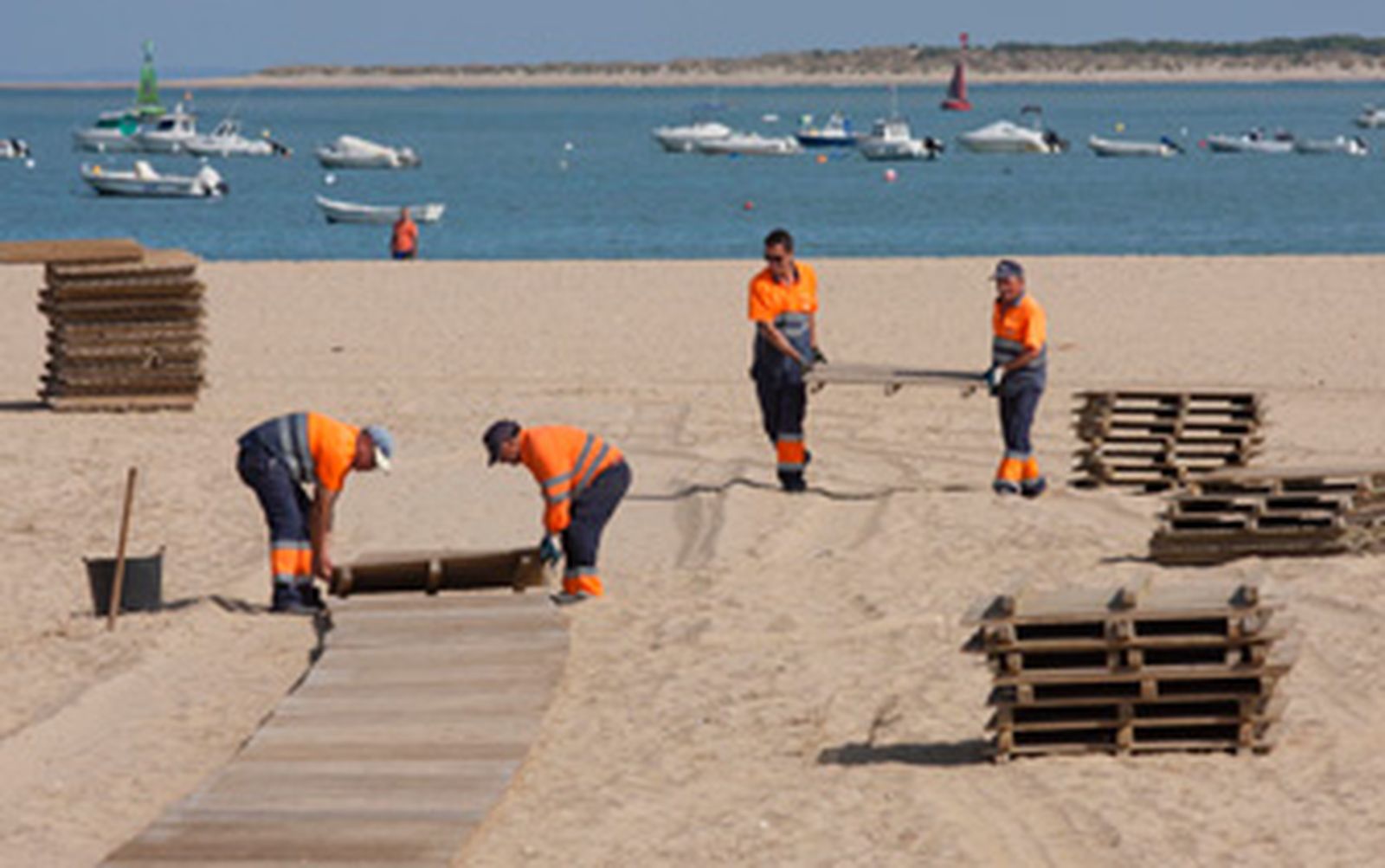Operarios colocan pasarelas en la desembocadura del Guadalquivir./F. J. Franco