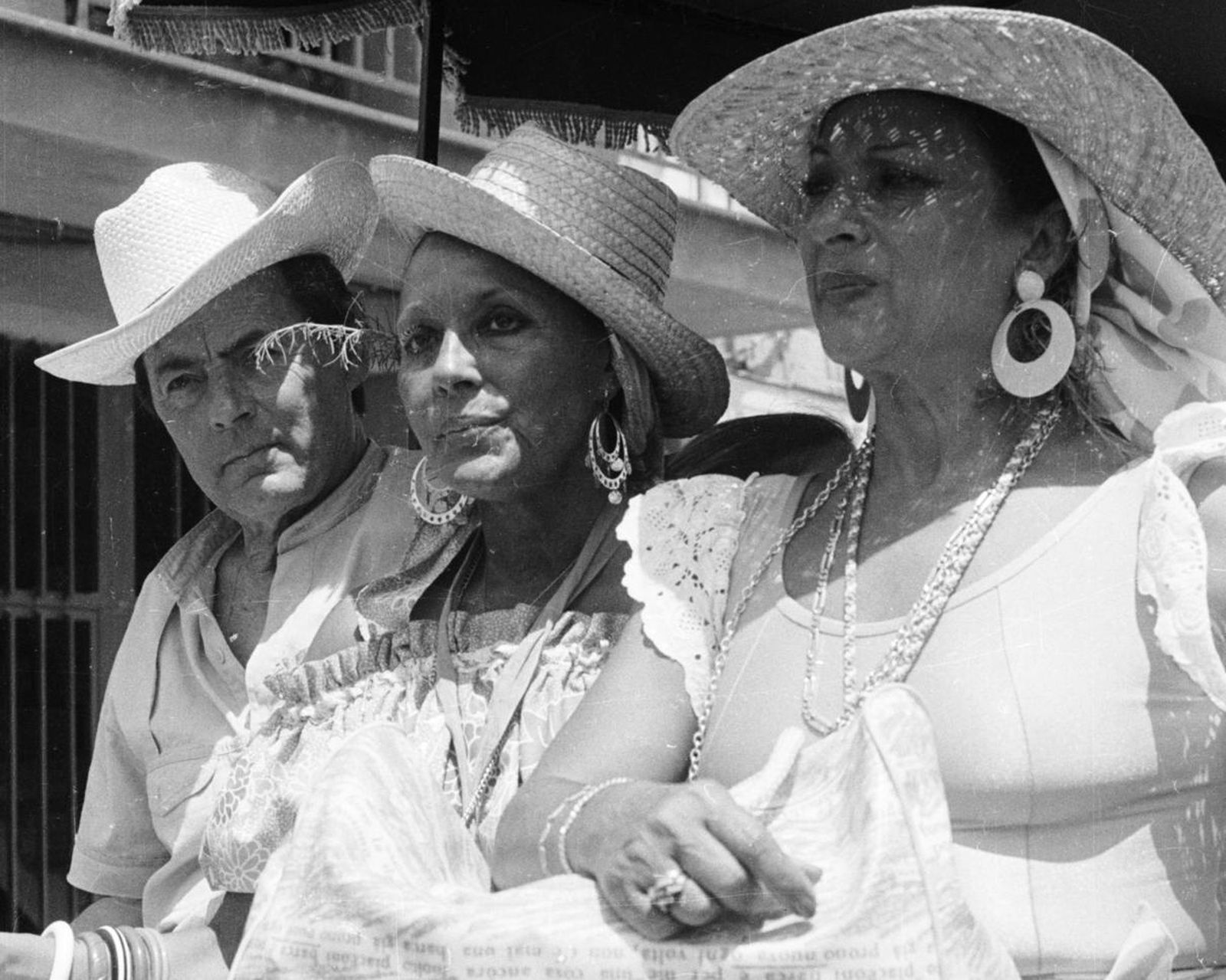 Paquita Rico y Lola Flores montadas en un charré.