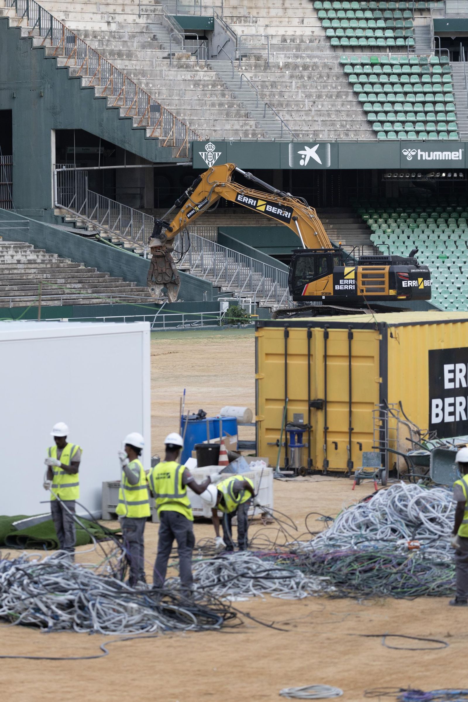 Las fotos de la demolición de la grada de Preferencia del estadio del Betis