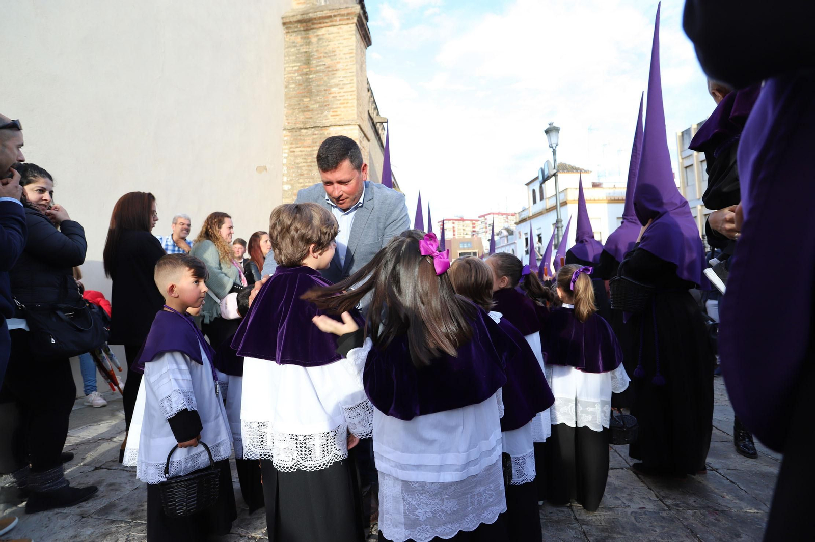 Imágenes de la procesión del Descendimiento por las  calles de Huelva