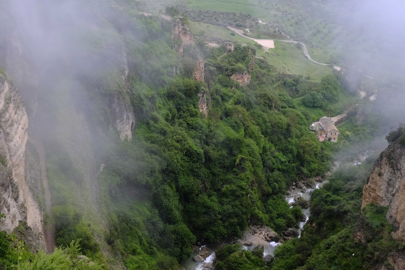 La lluvia y la niebla transforman Ronda, en fotos