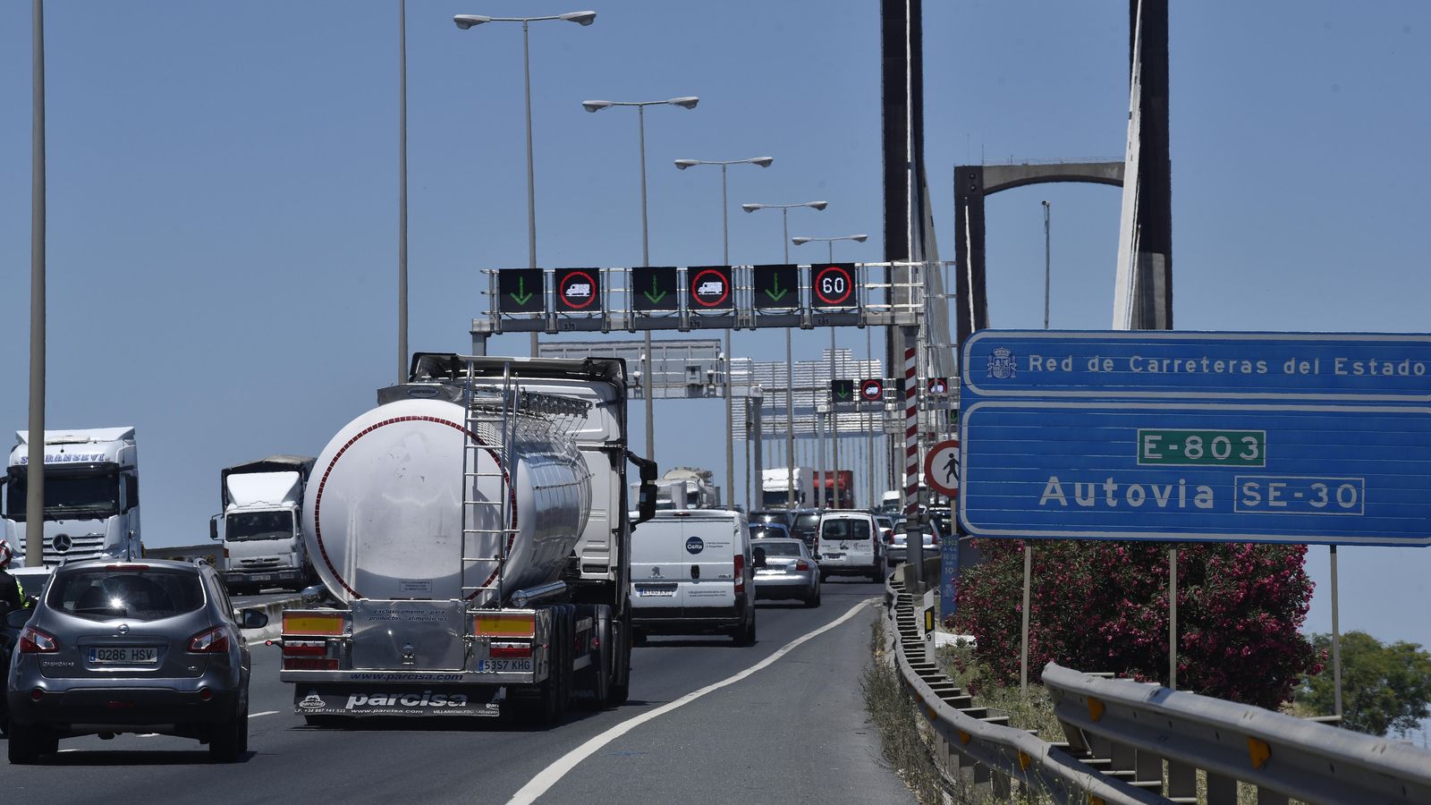 Tráfico en el Puente del Centenario, Sevilla.