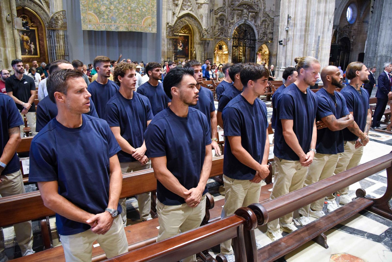 Ofrenda floral del Sevilla a la Virgen de los Reyes
