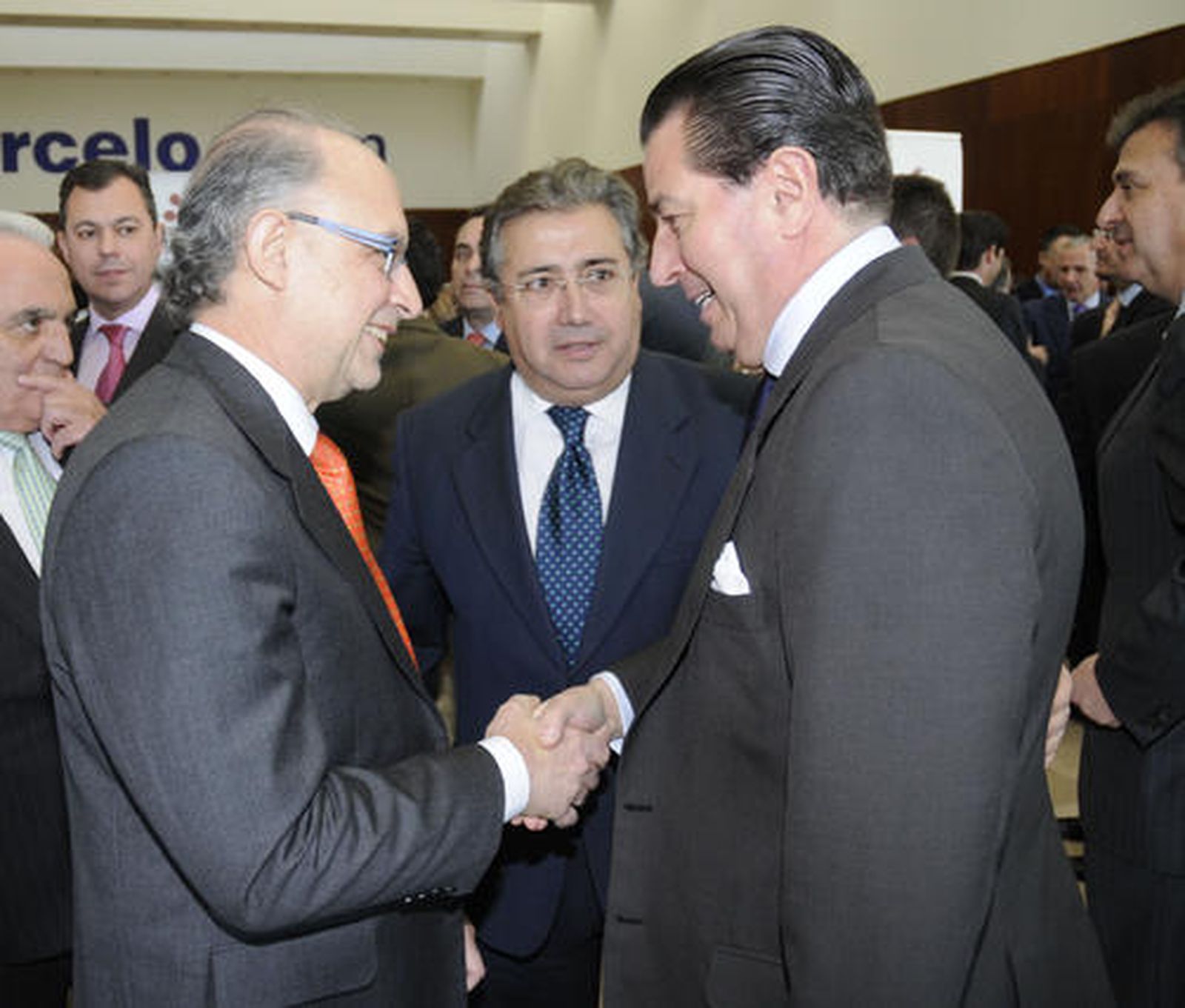 Cristóbal Montoro, con Juan Ignacio Zoido, portavoz del PP en el Ayuntamiento de Sevilla, y José Pérez Benítez, socio-director de Ernst & Young. / Reportaje gráfico: Juan Carlos Vázquez y Victoria Hidalgo