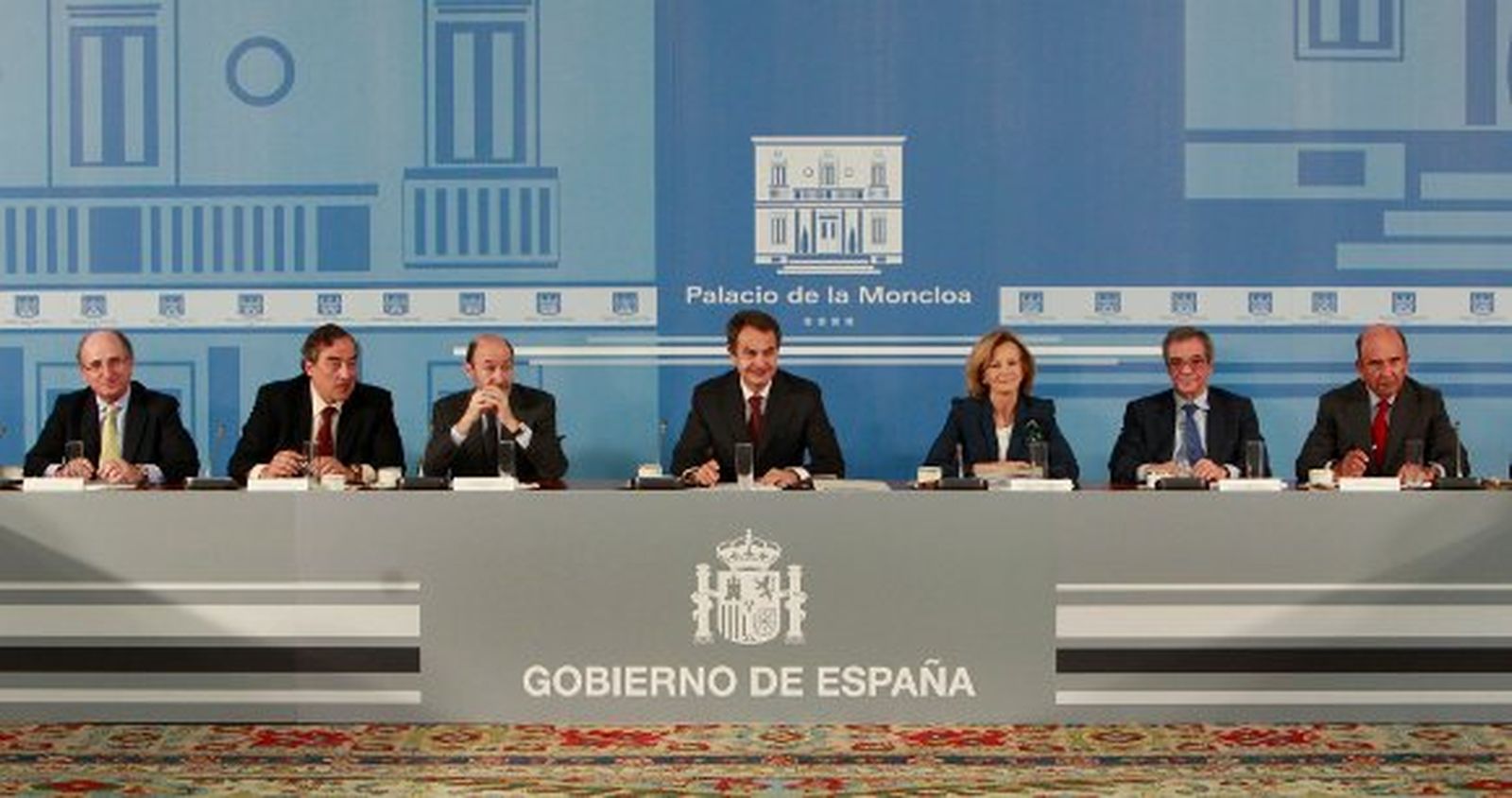 Zapatero y las grandes empresas pactan 30.000 becas para aumentar la cualificación de los jóvenes