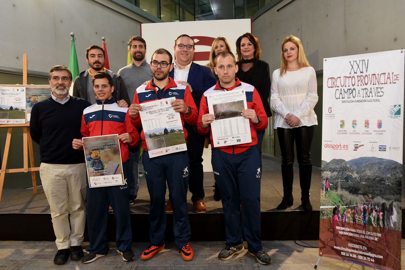 Los organizadores y varis atletas, durante la presentación de la carrera