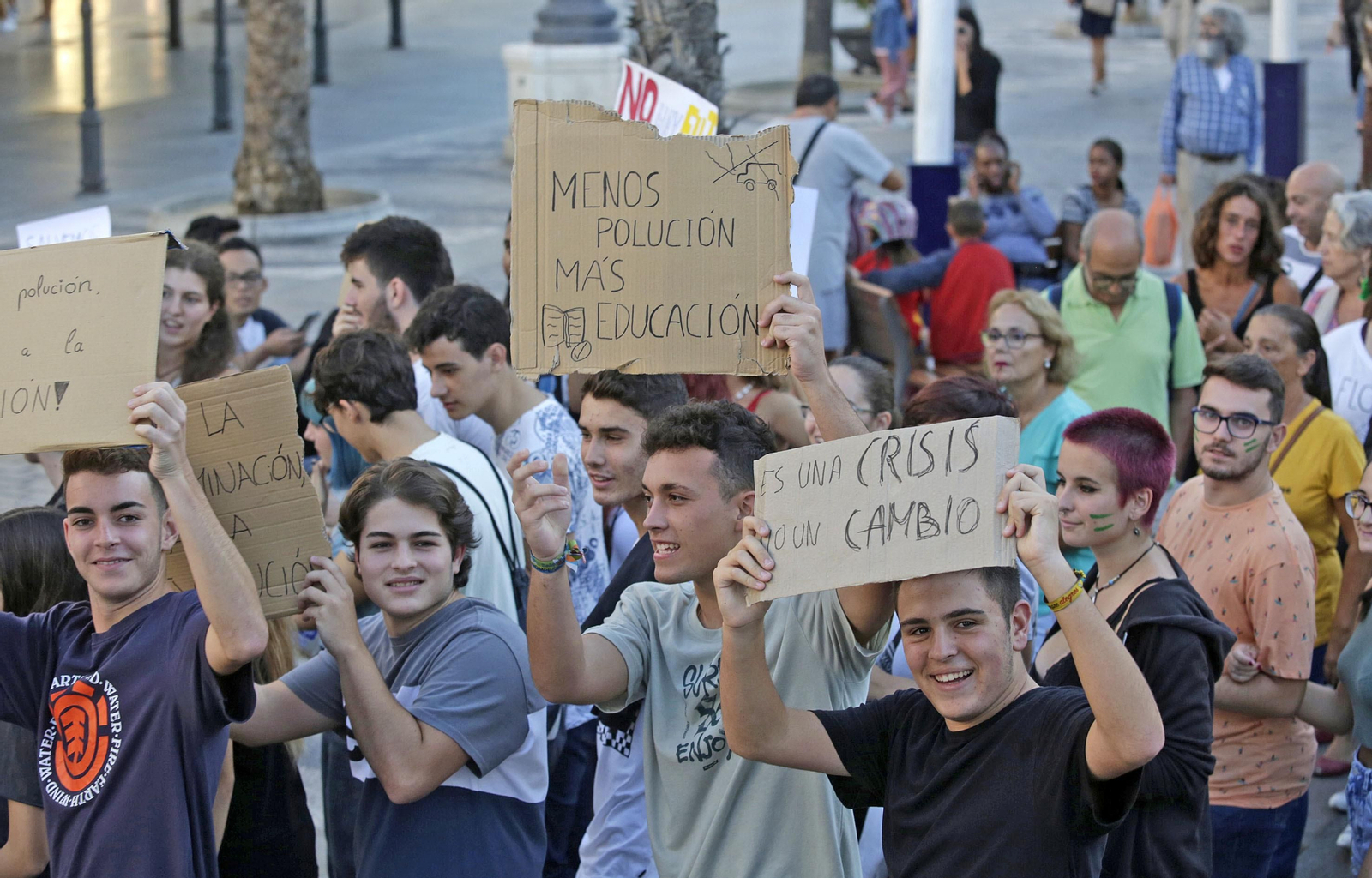 Las imágenes de la manifestación de la Huelga Mundial por el Clima en Cádiz.