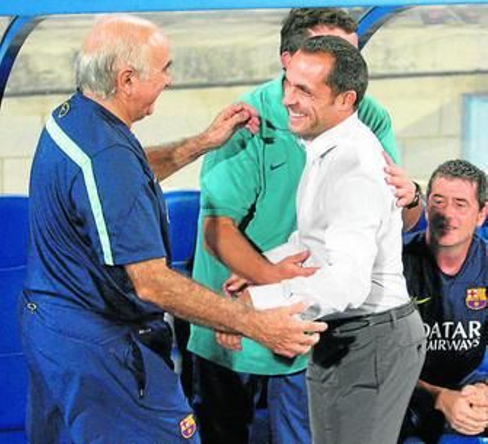 1. Aficionados de la grada de animación 20 de Diciembre celebran junto a varios jugadores del Recre el tercer tanto, obra de Linares, que completó una gran actuación.  2. Ezequiel, que salió en la segunda mitad del partido reemplazando a Jonathan Valle, controla el esférico durante el partido del Recre ante el Barcelona B. 3. Cifu se escapa por la banda perseguido por el azulgrana Planas. 4. Álvaro Antón volvió a demostrar su calidad anoche, con varias acciones plagadas de talento. 5. Sergi Barjuan, antes del partido, se acercó al banquillo del filial barcelonista, donde tiene muchos amigos 6. El estadio Nuevo Colombino registró la mejor entrada de la temporada, hasta el momento.