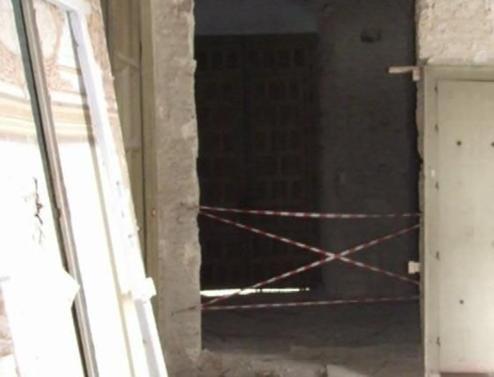 Una puerta con el acceso cortado.