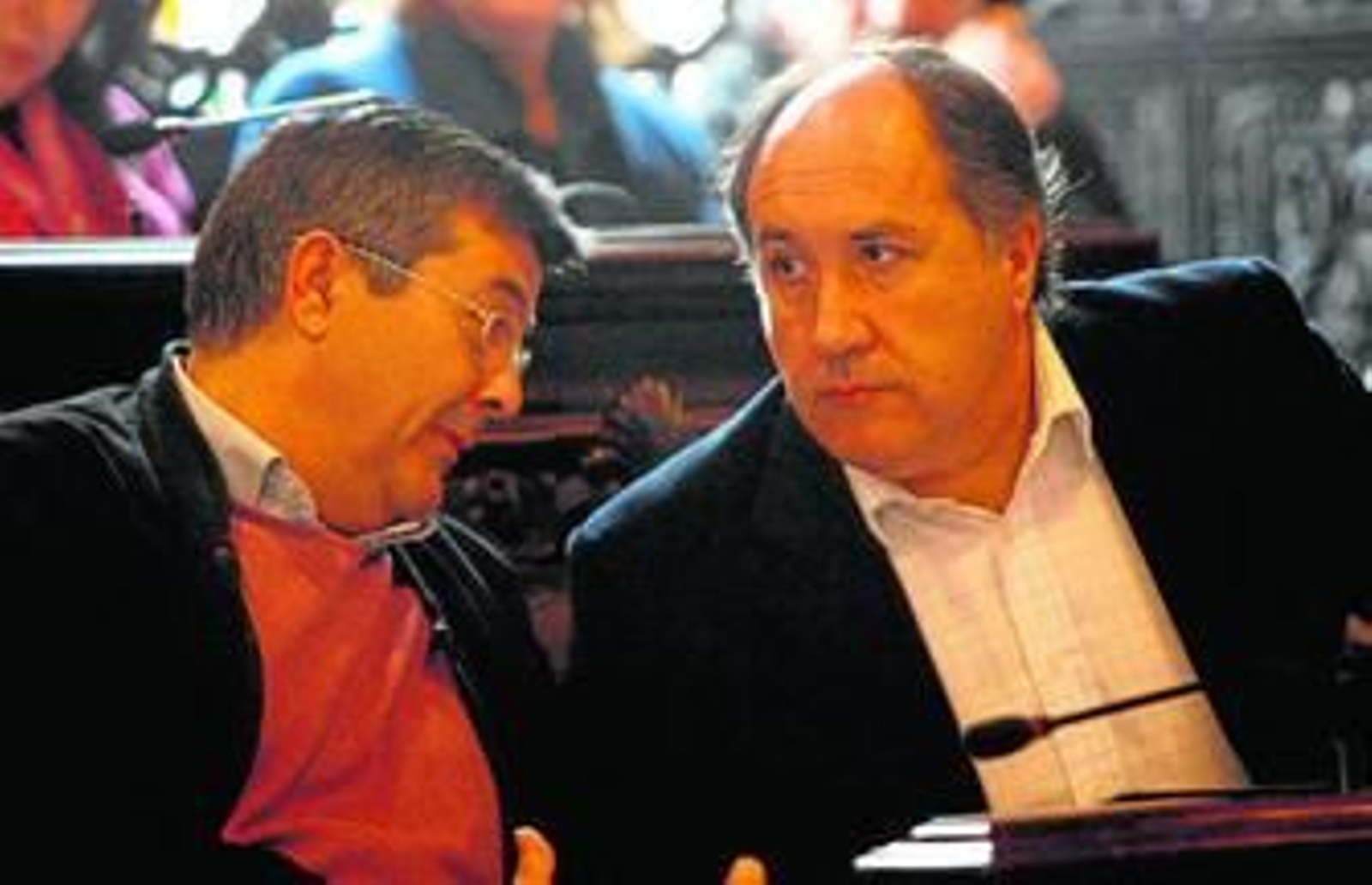 El concejal de Hacienda, Luis Ángel Fernández, conversa con el alcalde, José Ignacio Landaluce, durante un Pleno en una imagen de archivo. El concejal de Hacienda, Luis Ángel Fernández, conversa con el alcalde, José Ignacio Landaluce, durante un Pleno en una imagen de archivo.
