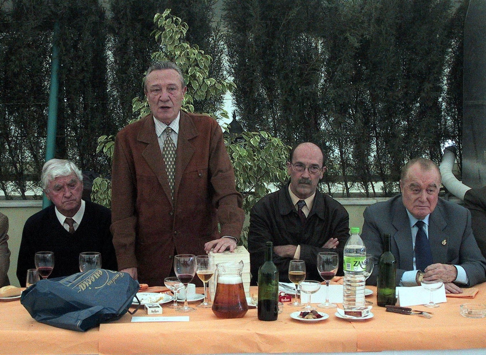 Con distinguidos sevillistas como Juan Arza, Eloy Matute y el ex presidente José Ramón Cisneros