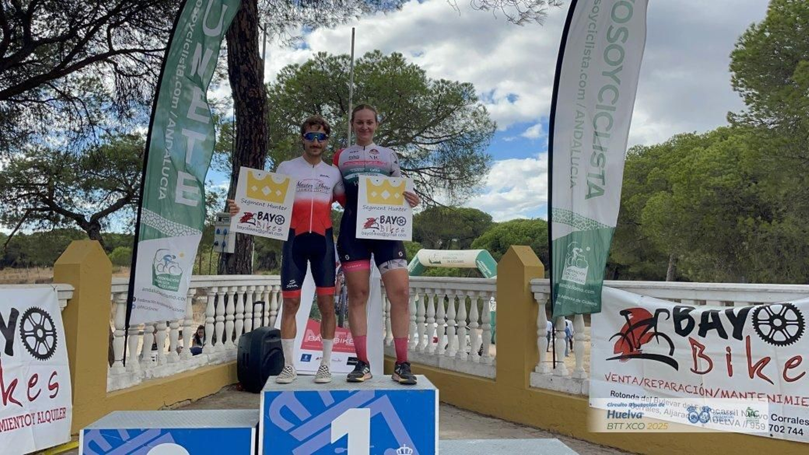 Los ganadores de la prueba posan en lo más alto del pódium.