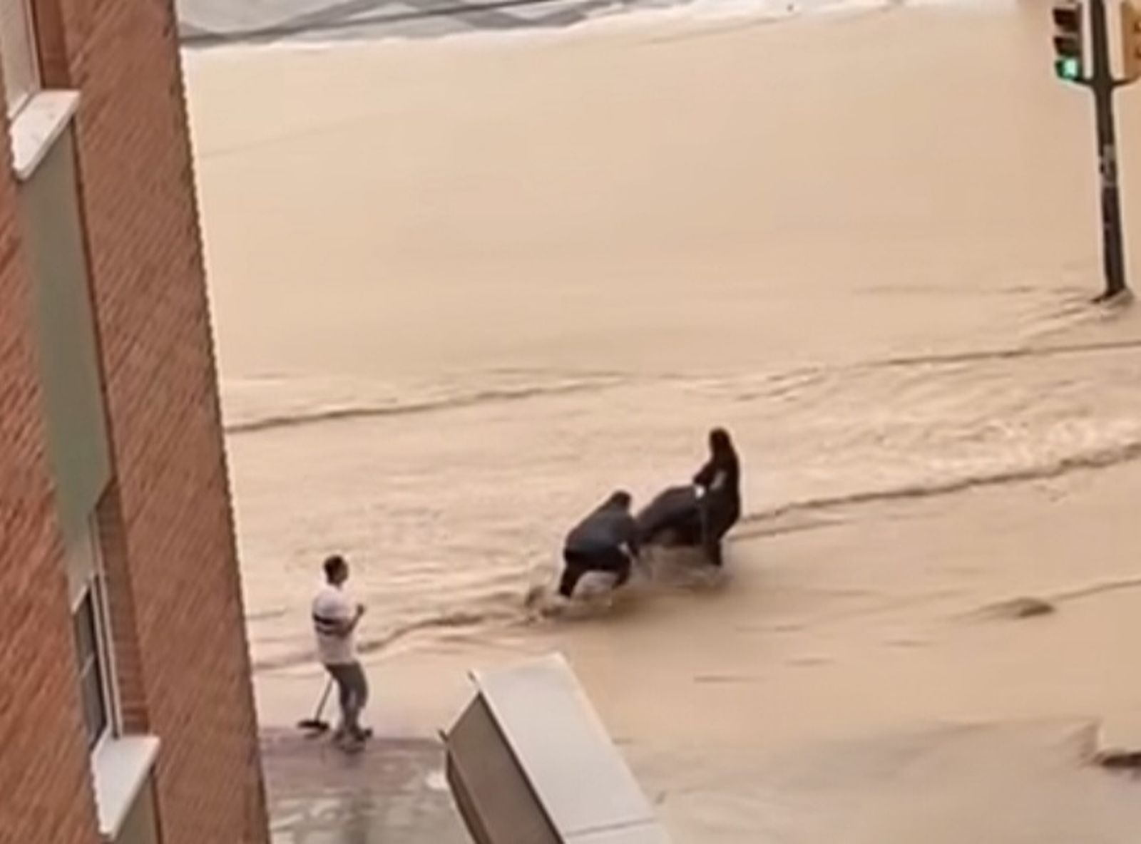 La mujer con el carrito de Molina de Segura es auxilada tras poner en juego la vida de su bebé